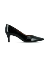 Zapato de taco alto tipo stiletto, color negro con acabado glossy, punta fina y diseño clásico.