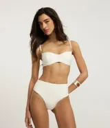 Bombacha de bikini Bossa Nossa de tiro alto con diseño hot pants y corte cavado, confeccionada en microfibra con doble forro y detalle de medalla metálica.