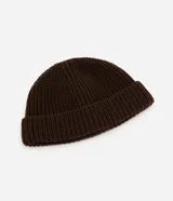 Gorro tipo fisherman de tejido de punto acrílico, con diseño liso y borde doblado ajustable.