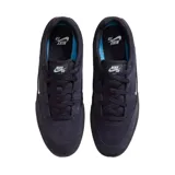 Championes Nike SB Malor de diseño urbano, confeccionados en una combinación de ante y lona en color azul oscuro. Presentan una construcción vulcanizada con puntera reforzada, suela de goma negra y el logo de la marca bordado en el lateral.