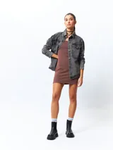 Vestido corto marrón de punto elastizado, corte ajustado y breteles finos.