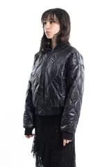 Campera bomber negra de tela satinada con bordado rojo en el pecho. Es reversible.