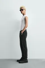 Jeans skinny cropped fit de corte ajustado y tiro medio, con diseño de cinco bolsillos y efecto lavado.