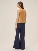 Pantalón de lino color marrón, de corte recto y holgado, con cintura elastizada.