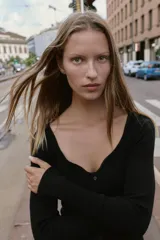 Vestido midi negro de tejido de punto acanalado, manga larga y escote corazón. Presenta una hilera de botones decorativos en el frente y una abertura en el bajo.