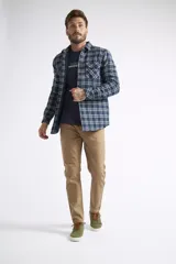 Sobrecamisa de viyela para hombre con estampado de cuadros en rojo y negro. Presenta cierre frontal con botones, bolsillos en el pecho con solapa y botón, y un interior capitoneado para mayor abrigo. Cuenta con un logo en grifa de cuero.