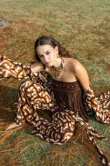 Pantalón de tiro alto con estampado animal print en tonos marrón, blanco y negro, de corte recto y holgado.