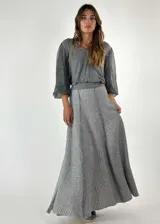 Pollera larga tejida de lana, color gris con rayas verticales en un tono más claro. Tiene cintura elástica y corte acampanado.