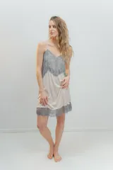 Camisón de algodón color beige con escote en V y ruedo decorados con puntilla gris. Presenta breteles finos y corte recto.