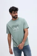 Remera de algodón blanca de manga corta y calce clásico, con estampa central vintage en tonos beige y azul.