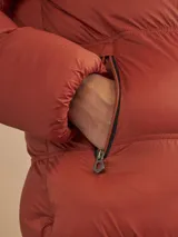 Campera puffer verde militar con capucha, cierre frontal, bolsillos laterales con cierre y un bolsillo de solapa en el pecho.