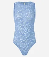 Body de encaje azul claro, sin mangas, con escote redondo y cierre de broches en la entrepierna.