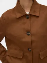 Campera corta de manga larga y color negro, con cuello clásico, cierre frontal de botones y bolsillos delanteros con solapa.
