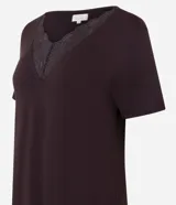 Pijama de dos piezas compuesto por una blusa de manga corta con escote en V decorado con encaje y un short con cintura elástica. Confeccionado en viscolycra, ofrece un calce suave y cómodo.