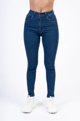 Pantalón de jean azul oscuro, de tiro alto y corte ajustado.