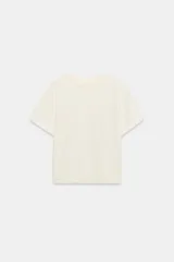 Camiseta de corte regular fit y color blanco, con cuello redondo, mangas cortas con vuelta y bajo recto.