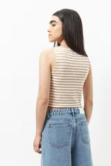 Musculosa a rayas horizontales color verde y blanco, sin mangas y de corte ajustado.