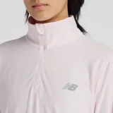 Buzo deportivo de manga larga con medio cierre frontal, cuello alto y orificios para los pulgares en los puños. Presenta el logo de la marca en el pecho y tecnología de secado rápido.