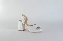 Sandalias rojas de cuero con plataforma y taco cuadrado.