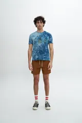 Remera manga corta color rosa con efecto tie-dye y estampa con texto y dibujo en el frente.