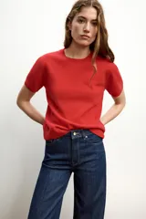 Jeans de tiro alto con diseño de cinco bolsillos, corte recto y raya planchada en el delantero y la espalda. Cierre frontal con cremallera y botón.