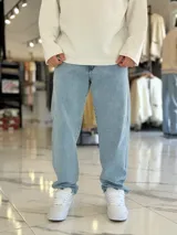 Pantalón de jean de corte recto y tiro medio, en color celeste claro.
