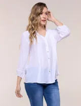 Blusa de silueta suelta color azul, con escote en V y cuello mao. Cuenta con abotonadura frontal, alforzas verticales en el pecho y mangas tres cuartos con puños elastizados.