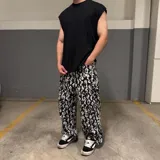 Pantalón de gabardina corte super baggy con estampado abstracto en blanco y negro.