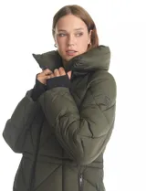 Campera larga acolchada color verde militar, con diseño geométrico, cuello alto envolvente, cierre frontal bidireccional, bolsillos laterales con cierre y puños internos elastizados.