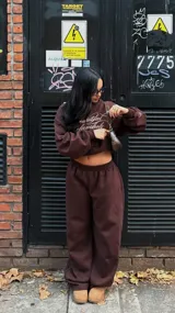 Pantalón de jogging color bordó, de corte recto y holgado, con cintura elástica y bolsillos laterales.