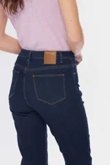 Pantalón de jean azul de corte recto.