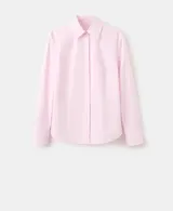 Camisa entallada de popelín de algodón en color rosado, con cuello camisero, manga larga y cierre frontal con botones ocultos bajo tapeta.