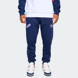 Pantalón de jogging Umbro del Club Nacional de Football, color azul marino. Presenta el escudo del club en el muslo derecho y el logo de Umbro en el izquierdo, ambos bordados. Incluye cordón ajustable en la cintura y detalles de líneas blancas laterales.