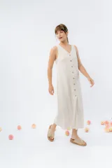 Vestido largo de lino con escote en V, diseño recto y fluido, con cierre frontal abotonado mediante botones de madera.