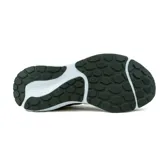 Championes New Balance modelo 521, color negro con detalles en gris claro y logo "N" en naranja. Diseñados para running, con capellada de malla transpirable y suela blanca.