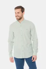 Camisa de lino color verde claro, con cuello mao, manga larga y botones personalizados.