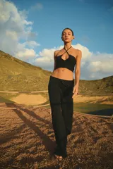 Pantalón de tejido de punto color negro, con cintura elástica acanalada y cordones de ajuste. Presenta un corte holgado y recto.