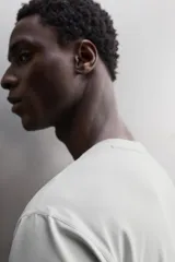 Camiseta de entrenamiento de ajuste regular, color verde oliva, confeccionada en tejido técnico ligero y elástico con estructura. Presenta cuello redondo, manga corta y costuras planas.