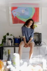 Vestido corto tejido en punto color negro con cuello, puños y ruedo en blanco.