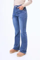 Jean de corte recto y tiro medio, confeccionado en denim negro con efecto lavado. Presenta cierre frontal con botón y bolsillos laterales.