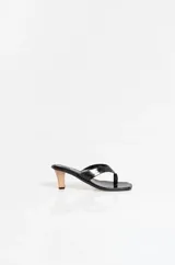 Sandalias de cuero acharolado negro con diseño de dedo, punta cuadrada y taco cuadrado de madera de 5 cm.