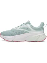 Championes de running Under Armour modelo Rogue 6, color verde menta con detalles en blanco y suela con acentos en color rosado. Presentan una parte superior de malla transpirable con superposiciones de TPU para mayor soporte y entresuela Charged+ para una amortiguación superior.