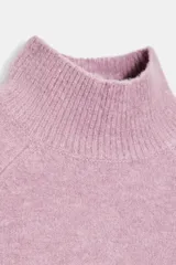 Jersey de punto liso con cuello subido y mangas tres cuartos, con terminaciones en rib.
