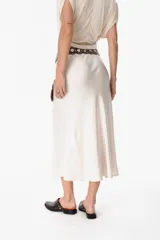 Falda midi color beige de corte evasé y pretina elástica.