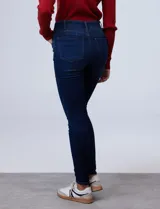 Jean elastizado de tiro alto y pierna skinny, marca One Five One. Tiene pretina con pasadores, botón y cierre. Delantera y trasera con bolsillos.