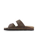 Sandalias de cuero color marrón, estilo Birkenstock, con doble tira ancha ajustable mediante hebillas metálicas, plantilla anatómica de corcho y suela de goma texturizada.