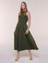 Vestido midi sin mangas de color verde militar, confeccionado con la parte superior en tejido de punto acanalado con cuello alto y falda acampanada de gran vuelo.