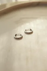 Aros de acero quirúrgico hipoalergénico en formato de argolla pequeña.