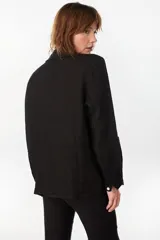 Blazer de lino italiano color beige, de botonadura sencilla, solapas clásicas, bolsillos de parche y detalle de puños tableados.