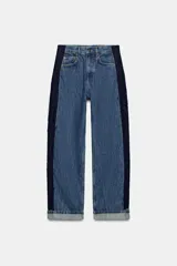 Jeans wide leg de tiro medio y corte recto de Zara, con efecto lavado y detalle de paneles de denim oscuro a contratono en los laterales. Cuenta con bolsillos clásicos y botamangas con vuelta.